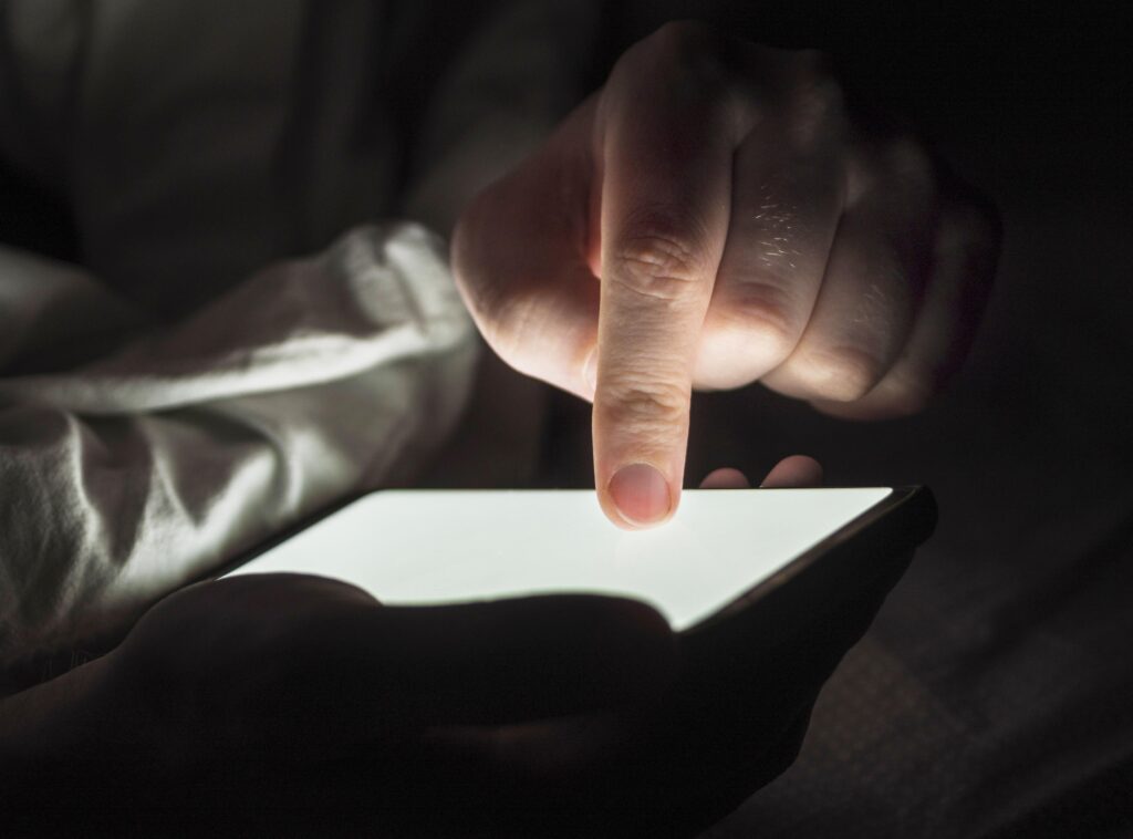 Manusia, Identitas, dan Mesin: Mengapa Kita Kehilangan Rasa Memiliki
<span class="bsf-rt-reading-time"><span class="bsf-rt-display-label" prefix="Reading Time"></span> <span class="bsf-rt-display-time" reading_time="16"></span> <span class="bsf-rt-display-postfix" postfix="mins"></span></span><!-- .bsf-rt-reading-time -->